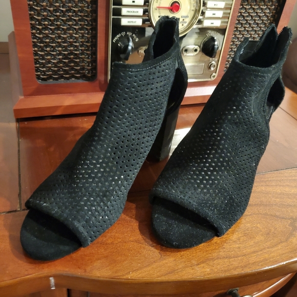 AEROSOLES Shoes - Aerosoles Black Mesh Sandals with Zipper Back EUC